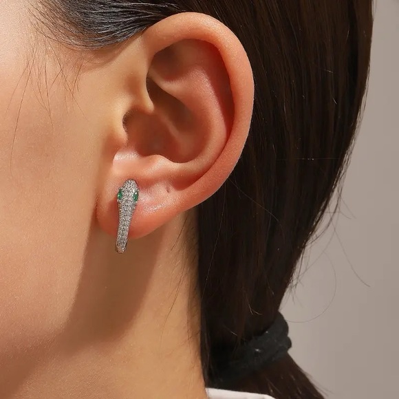 🆕NEW 14K Gold Plated Emerald & CZ Crystal Snake 🐍 Hoop Clip Earrings - Picture 3 of 12